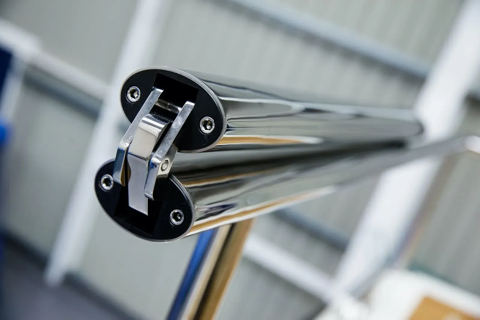 Oval tube marine railing with a concealed multi pivot hinge for super yachts