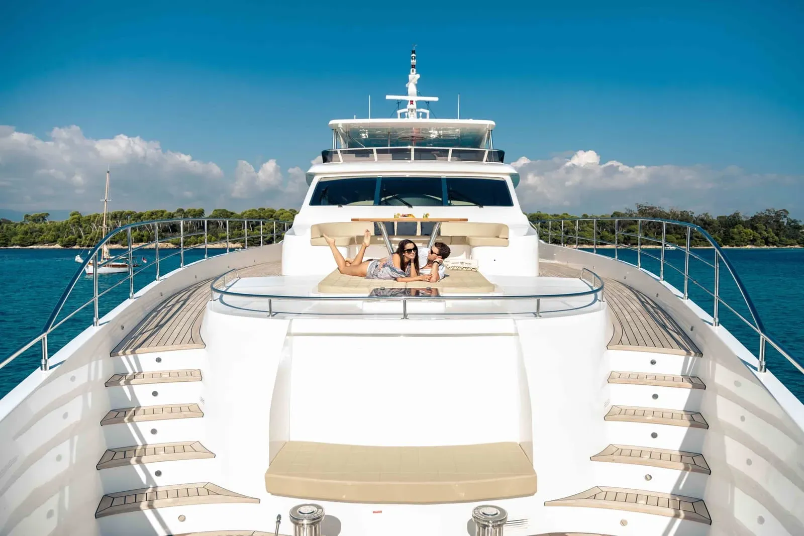 gulfcraft majesty 110 yacht with timeless oval tube hand rails