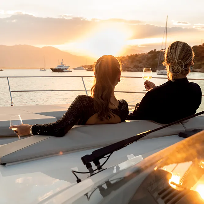 Greenline 65 Oceanclass yacht with Timeless oval railings overlooking the sunset